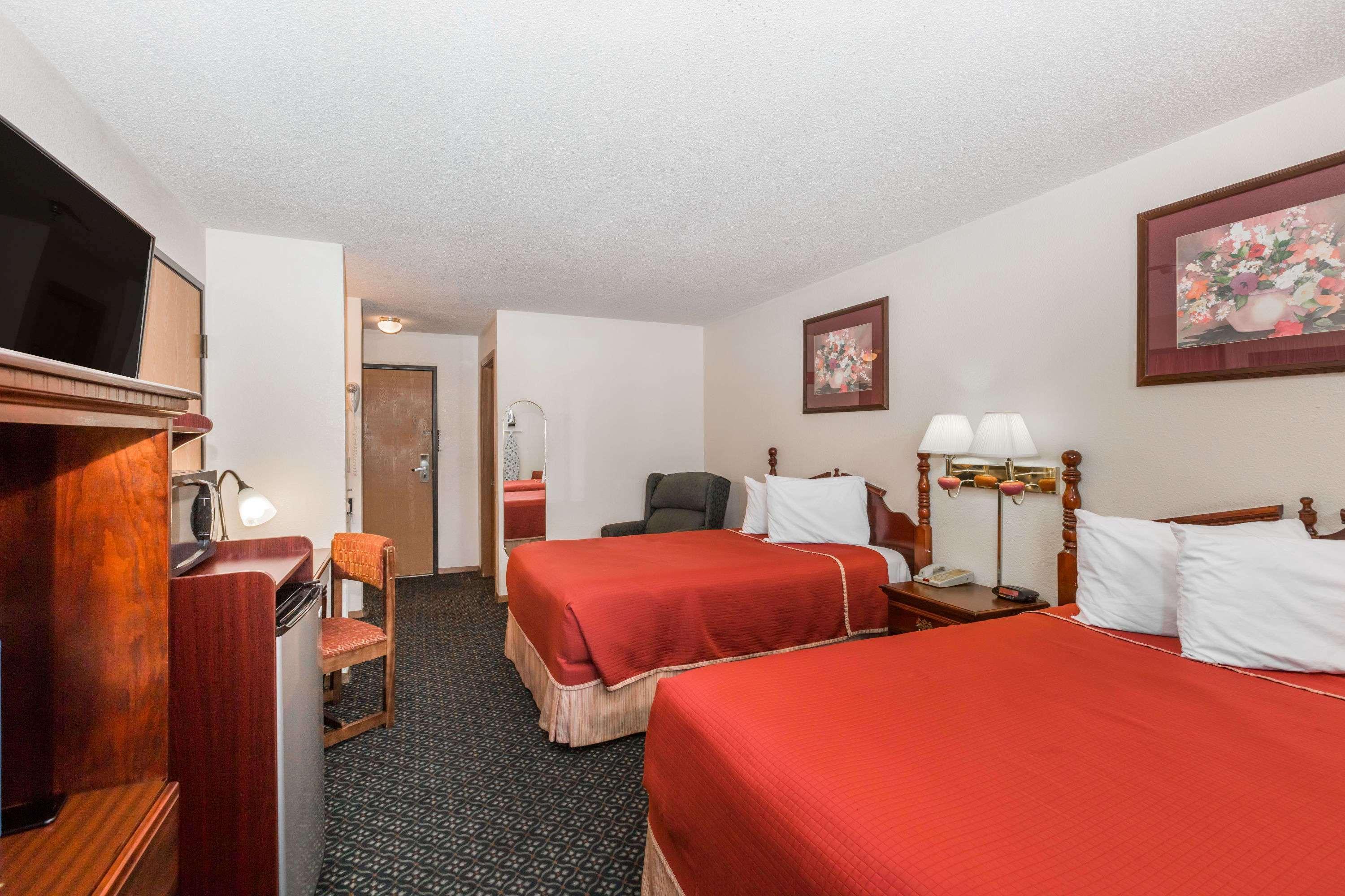 Howard Johnson By Wyndham Wichita Airport Exteriör bild