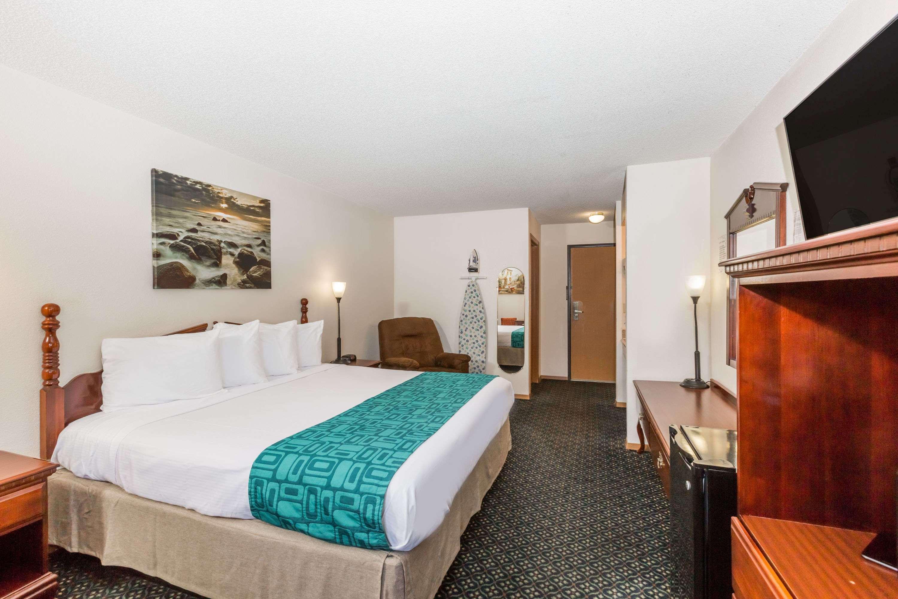 Howard Johnson By Wyndham Wichita Airport Exteriör bild