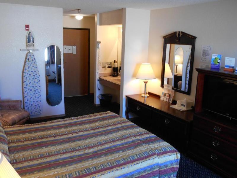 Howard Johnson By Wyndham Wichita Airport Exteriör bild